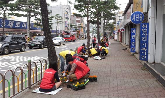 송죽동 안심마을지역&#44; 한국지역정보개발원 봉사단 대청소 실시